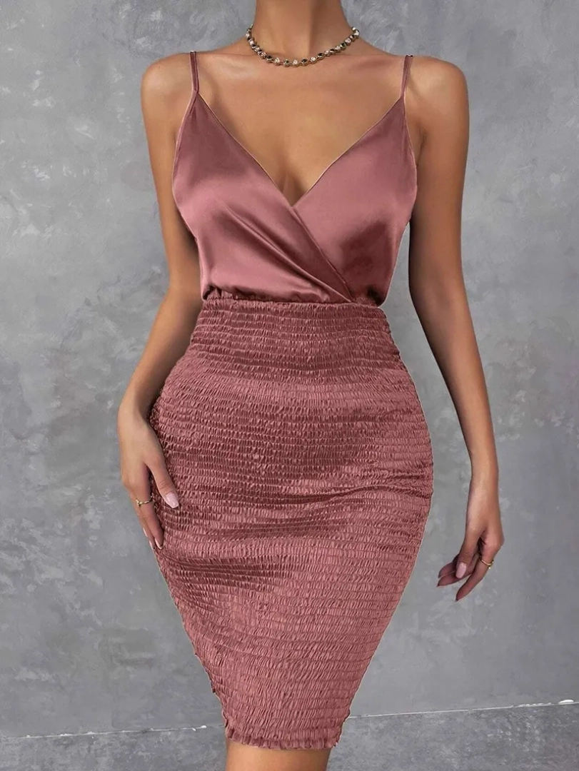 Shein Robe moulante en satin rose.  de seconde main Douala, Cameroun • iDieze